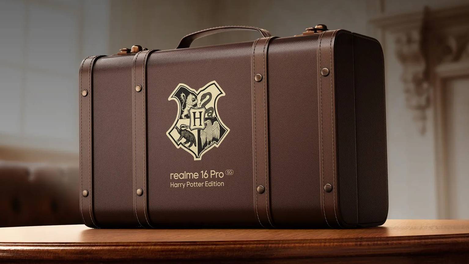 Paket penjualan Realme 16 Pro Harry Potter Edition kini berbentuk koper.
