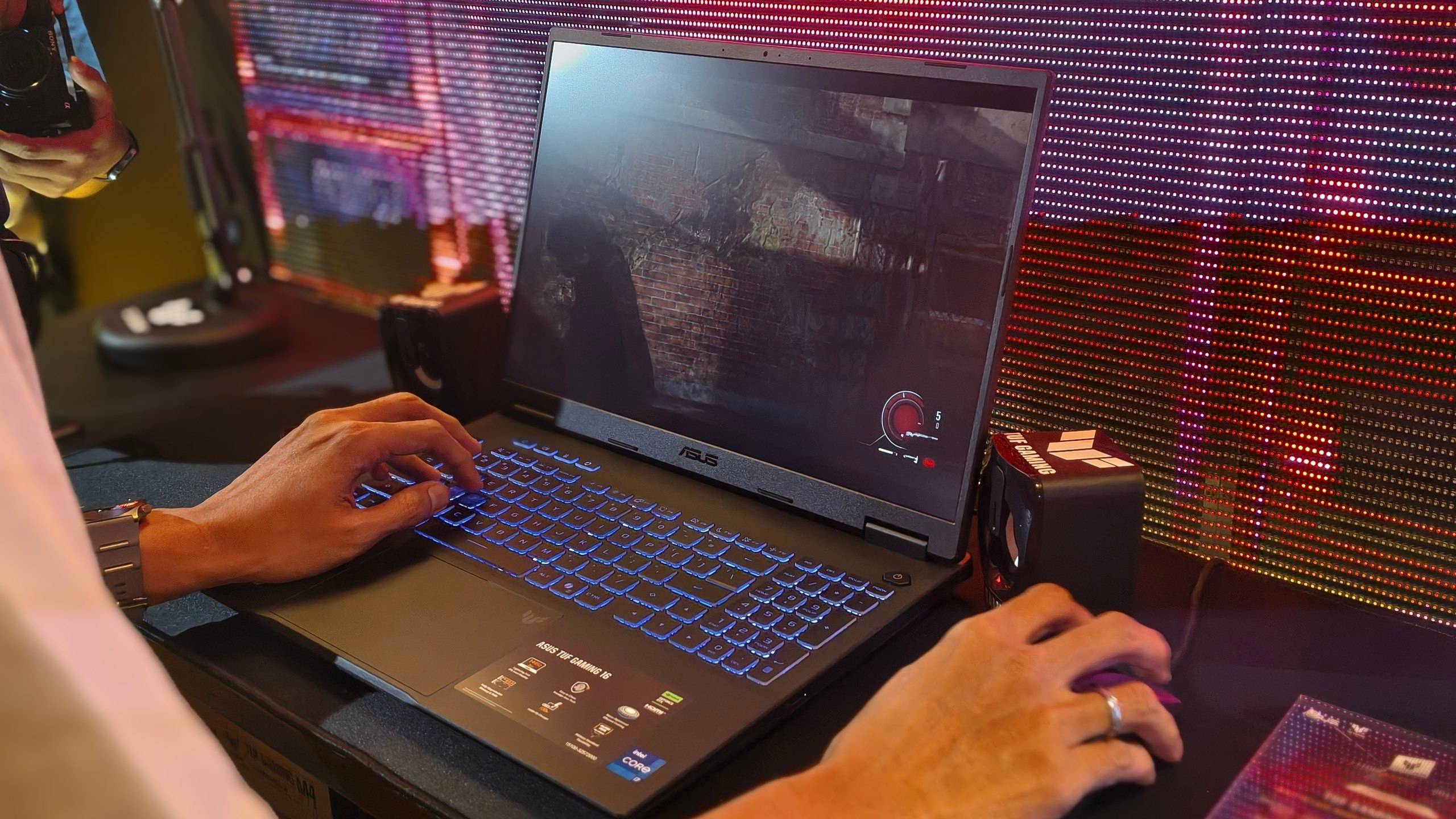 Penampakan laptop Asus TUF Gaming 16 terbaru saat memainkan Resident Evil Requiem di pengaturan Medium-High, frame rate terasa super mulus.