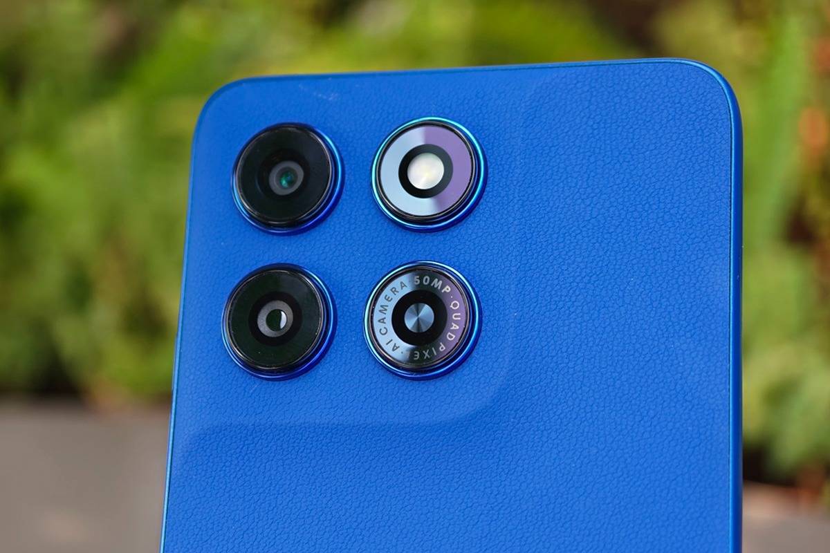 Modul kamera Moto G37 terlihat menyatu dengan bodi belakang secara seamless.