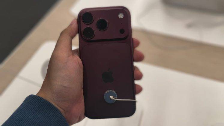 iPhone 18 Pro series kini punya warna andalan Burgundy, lebih kalem dan mature dibanding Cosmic Orange pada iPhone 17 Pro.