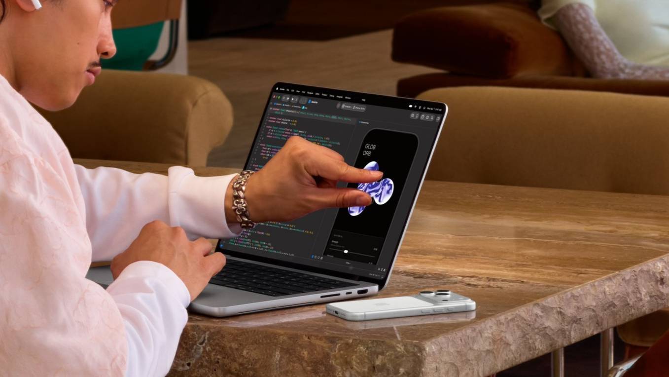 Untuk pertama kalinya, MacBook Pro kini dibekali layar sentuh.