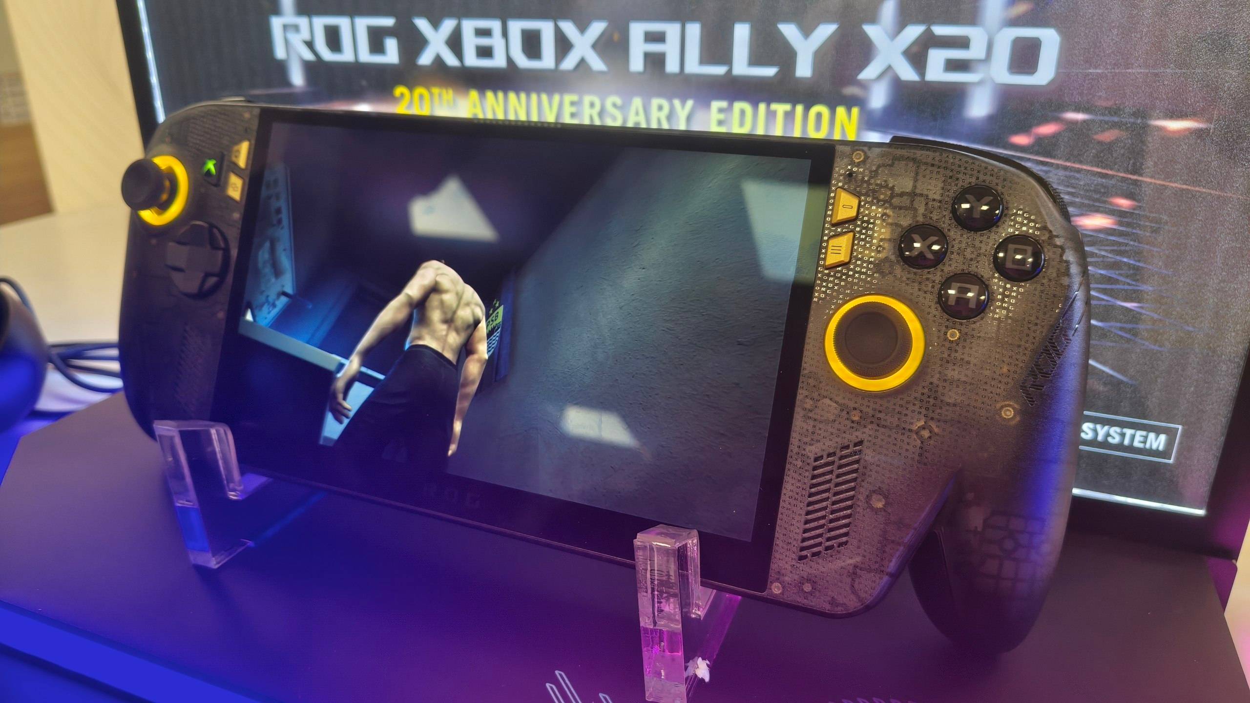 Penampakan Asus ROG Xbox Ally X20, menonjol dengan sasis semi-transparan dan aksen warna kuning di beberapa bagian.