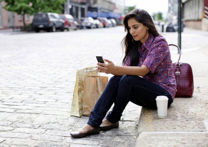 https://static.hub.91mobiles.com/multisite/wp-content/uploads/sites/7/2017/04/girl-with-phone-india-9.jpg
