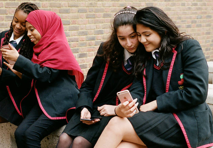 https://static.hub.91mobiles.com/multisite/wp-content/uploads/sites/7/2017/11/gilr-school-with-phone.jpg