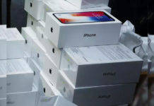 अब भारत में बनेंगे iPhone XS और iPhone XR जैसे एप्पल फोन, कीमत में होगी भारी गिरावट 50 year old man got free apple iphone se in the grocery basket