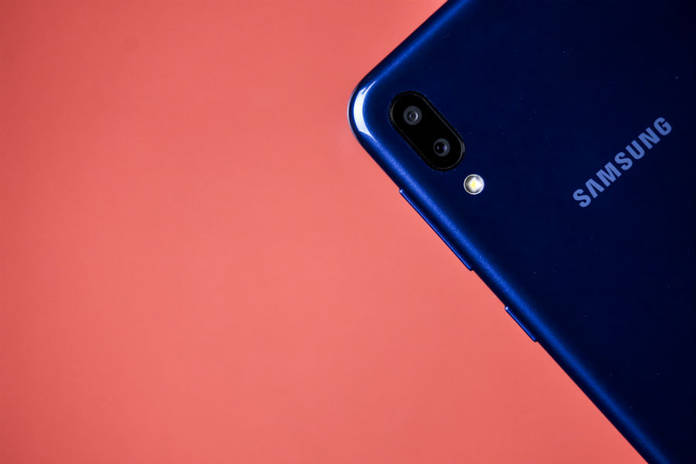 https://static.hub.91mobiles.com/multisite/wp-content/uploads/sites/7/2019/02/Samsung-Galaxy-M10-Dual-Camera.jpg