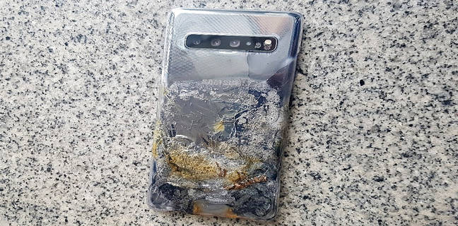 Samsung Galaxy S10 5G model में लगी आग, यूजर का हुआ भारी नुकसान Samsung Galaxy S10 5G model burn blast flames accident