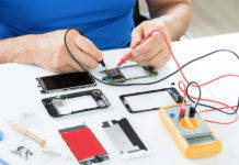 चाइनीज फोन चलाने वालों की बढ़ी परेशानी, मोबाइल हुए खराब तो ठीक कराने के लिए करना होगा अब ज्यादा खर्चा Phone repair cost increased in india shortage of chinese mobile parts