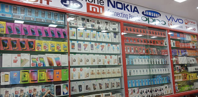 एक बार फिर महंगे होने वाले हैं स्मार्टफोन!, खरीदने में ना करें देरी AIMRA mobile retailer protest in ramleela maidan against online exclusive sale india price parity