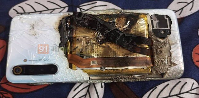 Realme XT में लगी आग, सोते वक्त हुआ हादसा Realme XT caught fire in india while man sleeping