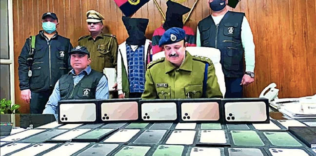 2 amazon warehouse worker arrested steal 78 phones apple iphone 11 pro samsung