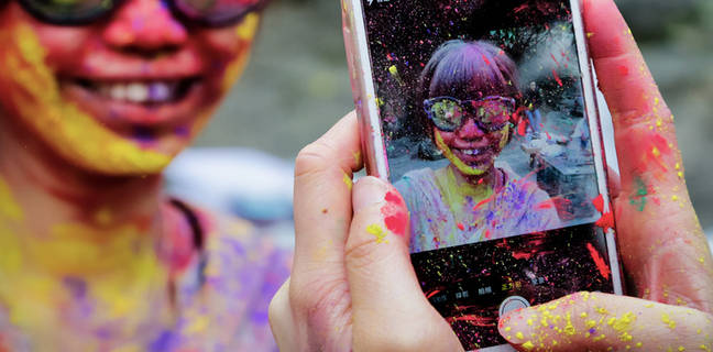 होली के हुड़दंग में अपने फोन को कैसे रखें सुरक्षित, रंग और पानी से बचाएगी ये आसान सी ट्रिक्स how-to-protect-and-save-smartphone-in-holi