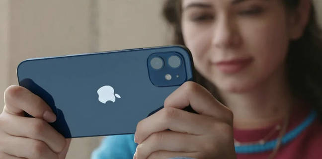 Apple की बड़ी साजिश, जानबूझकर iPhones धीमे करने का लगा आरोप, iOS Updates भेजकर करती है प्रोसेसिंग स्लो Apple iPhone 14 Series with punch-hole display design 48MP triple camera pro max model