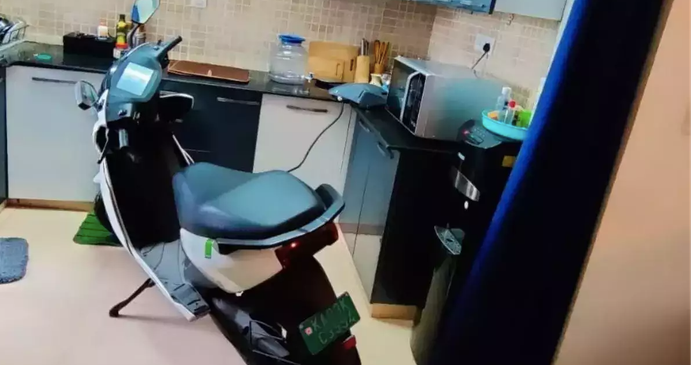 https://static.hub.91mobiles.com/multisite/wp-content/uploads/sites/7/2021/09/Bengaluru-e-bike-owner-uses-fifth-floor-kitchen-for-recharge-auto-grid.png