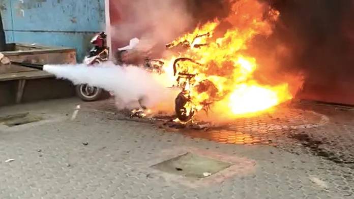 https://static.hub.91mobiles.com/multisite/wp-content/uploads/sites/7/2022/02/Electric-scooter-fire.jpg