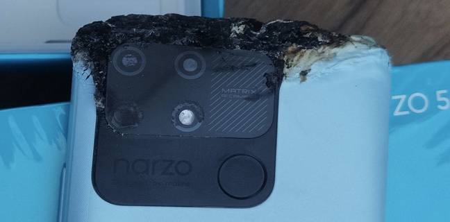 6000mAh बैटरी वाले Realme Narzo 50A स्मार्टफोन में हुआ ब्लास्ट, रियलमी ने पल्ला झाड़ते हुए यूजर को बताया गलत Realme Narzo 50A Blast