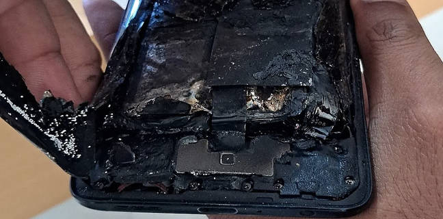 OPPO Reno2 Blast! बेंगलुरु में हुआ बड़ा हादसा, डरा देगी मोबाइल यूजर और जले हुए स्मार्टफोन की हालत OPPO Reno2 blast in Bengaluru india phone catches fire while using