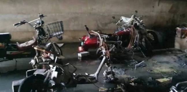 बाप रे! Eclectic Scooter शोरूम में लगी भयंकर आग, कई बैटरी वाली स्कूटी और बाइक जलकर हुईं खाक