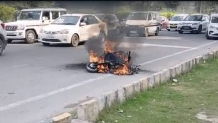 https://static.hub.91mobiles.com/multisite/wp-content/uploads/sites/7/2022/10/Electric-Scooter-Fire.jpg