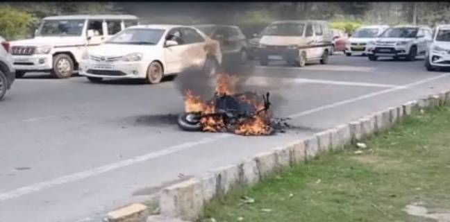 Video: Electric Scooter में लगी आग, डिलीवरी ब्वॉय ने चलते स्कूटर से कूदकर बचाई जान noida delivery boy electric scooter got fire on road watch video