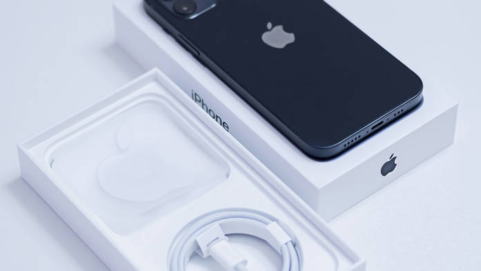 https://static.hub.91mobiles.com/multisite/wp-content/uploads/sites/7/2022/10/iPhones-without-chargers.jpg