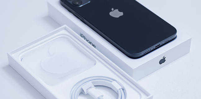 Apple बेच रही थी बिना चार्जर के iPhones, कोर्ट ने लगा दिया 156 करोड़ का जुर्माना! apple fined in brazil for shipping iPhone without charger
