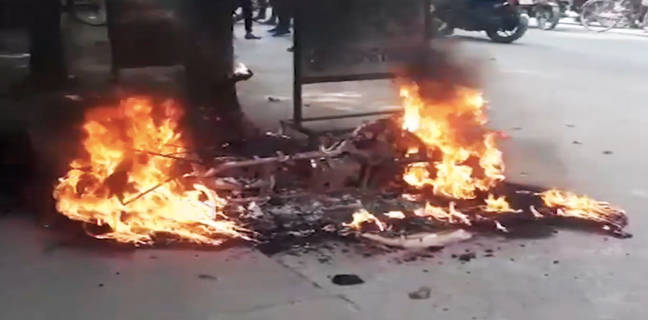 Electric Vehicle Fire: पार्किंग में खड़ी थी Battery Scooty, अचानक लग गई आग! जनता की सुरक्षा पर फिर उठे सवाल E Scooty Fire blast in india Odisha Electic Vehicle Fire