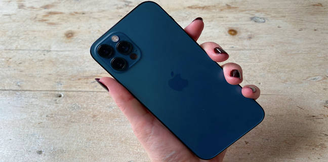 26वीं मंजिल से गिरा iPhone 12 Pro, नहीं आई एक भी खरोंच! ये एप्पल तो निकला पत्थर से भी मजबूत