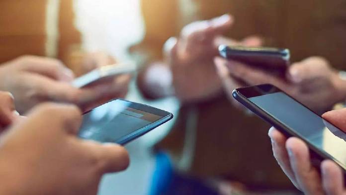 https://static.hub.91mobiles.com/multisite/wp-content/uploads/sites/7/2023/06/Phone-users.jpg