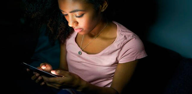 Phone का अधिक इस्तेमाल करने पर मां ने डांटा, तो बेटी ने लगा दी 90 फीट गहरे झरने में छलांग! देखें वीडियो