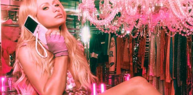 Motorola Razr+ Paris Hilton Edition पिंक वेगन लेदर केस के साथ यूएस में हुआ लॉन्च, जानें कीमत और खूबियां motorola-razr-paris-hilton-edition-launched-in-us-price-specifications