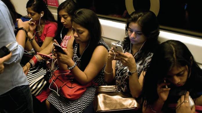 https://static.hub.91mobiles.com/multisite/wp-content/uploads/sites/7/2025/02/women-calling-phone.jpg