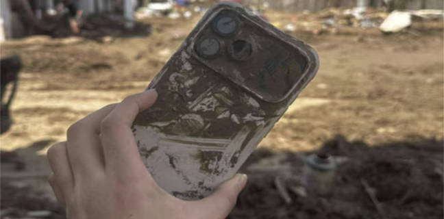 तूफानी बाढ़ में बहा और 3 दिन तक कीचड़ में दबा रहा iPhone 17 Pro! बाहर निकालते ही करने लगा परफेक्ट काम