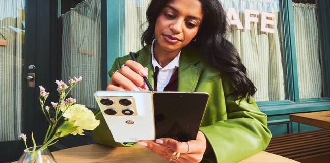 Motorola का पहला बुक-स्टाइल फोल्डेबल Moto Razr Fold लीक, डिजाइन आया सामने motorola-moto-razr-fold-book-style-foldable-leak-renders