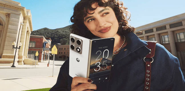 16GB RAM के साथ Motorola Razr Fold लॉन्च, इसमें है दो सेल्फी कैमरा और 6200nits ब्राइटनेस वाली स्क्रीन