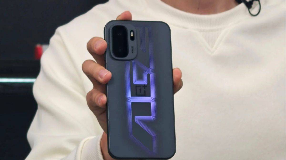 OnePlus Ace 6 Ultra का यूनिक डिजाइन आया सामने, 165Hz डिस्प्ले और Dimensity 9500 से होगा लैस