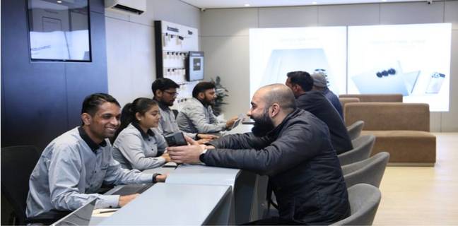 हाथ से लिखी शिकायतों से AI Care तक, Samsung ने भारत में पूरे किए कस्टमर सर्विस के 30 साल samsung-30-years-customer-service-india-ai-care