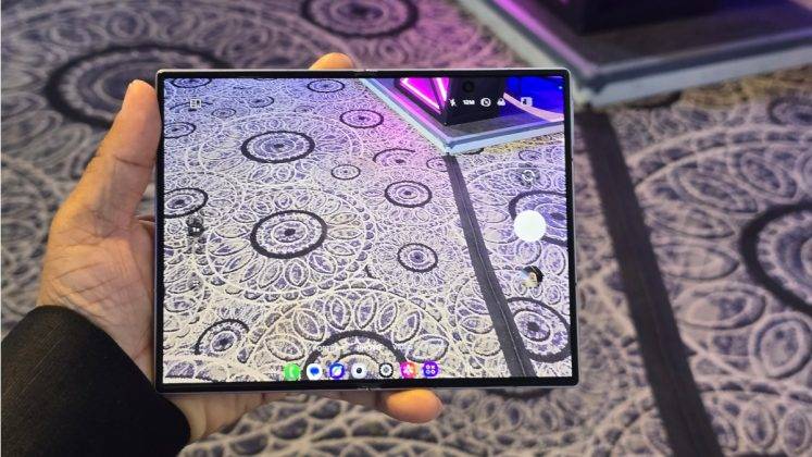 samsung-galaxy-z-fold-8-first-look-of-this-wide-phone