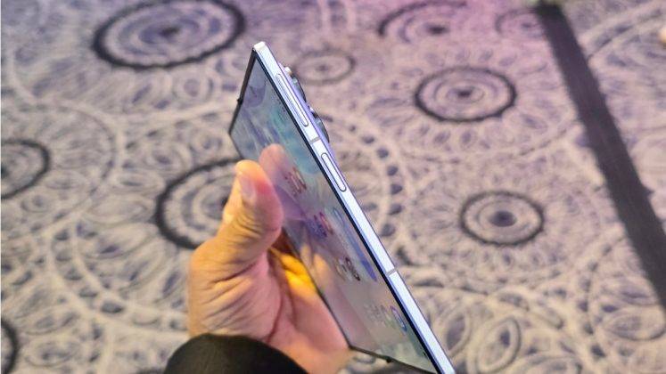 samsung-galaxy-z-fold-8-first-look-of-this-wide-phone