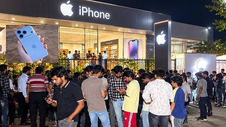 56900 रुपये में iPhone 17 Pro! स्टोर्स के बाहर लगी लाइन, महीने की किश्त सिर्फ 4999 रुपये