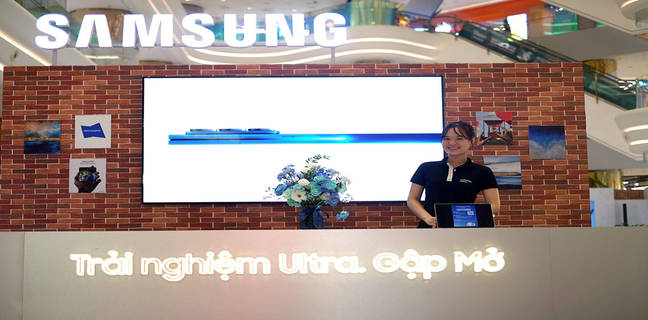 Không khí nhộn nhịp tại Samsung Store Thiso Mall Sala: Người dùng háo hức trải nghiệm thế hệ Galaxy gập mới