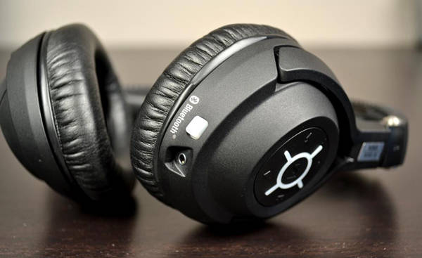 sennheiser-mm-500-x-revew-black-headphones-bottom-bluetooth sennheiser-mm-500-x-revew-black-headphones-bottom-bluetooth