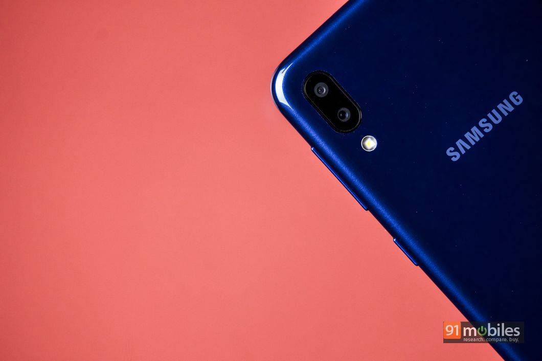 samsung_galaxy_m10_review_design3