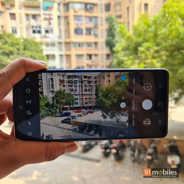 Hãy chiêm ngưỡng video đánh giá Samsung Galaxy S20 FE để tìm hiểu về những ưu điểm và nhược điểm của thiết bị này. Với hiệu năng mạnh mẽ, thiết kế đẹp mắt và camera chất lượng cao, S20 FE sẽ là người bạn đồng hành đáng tin cậy của bạn.