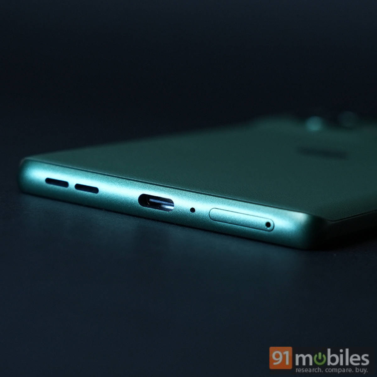 moto g96 design and ports