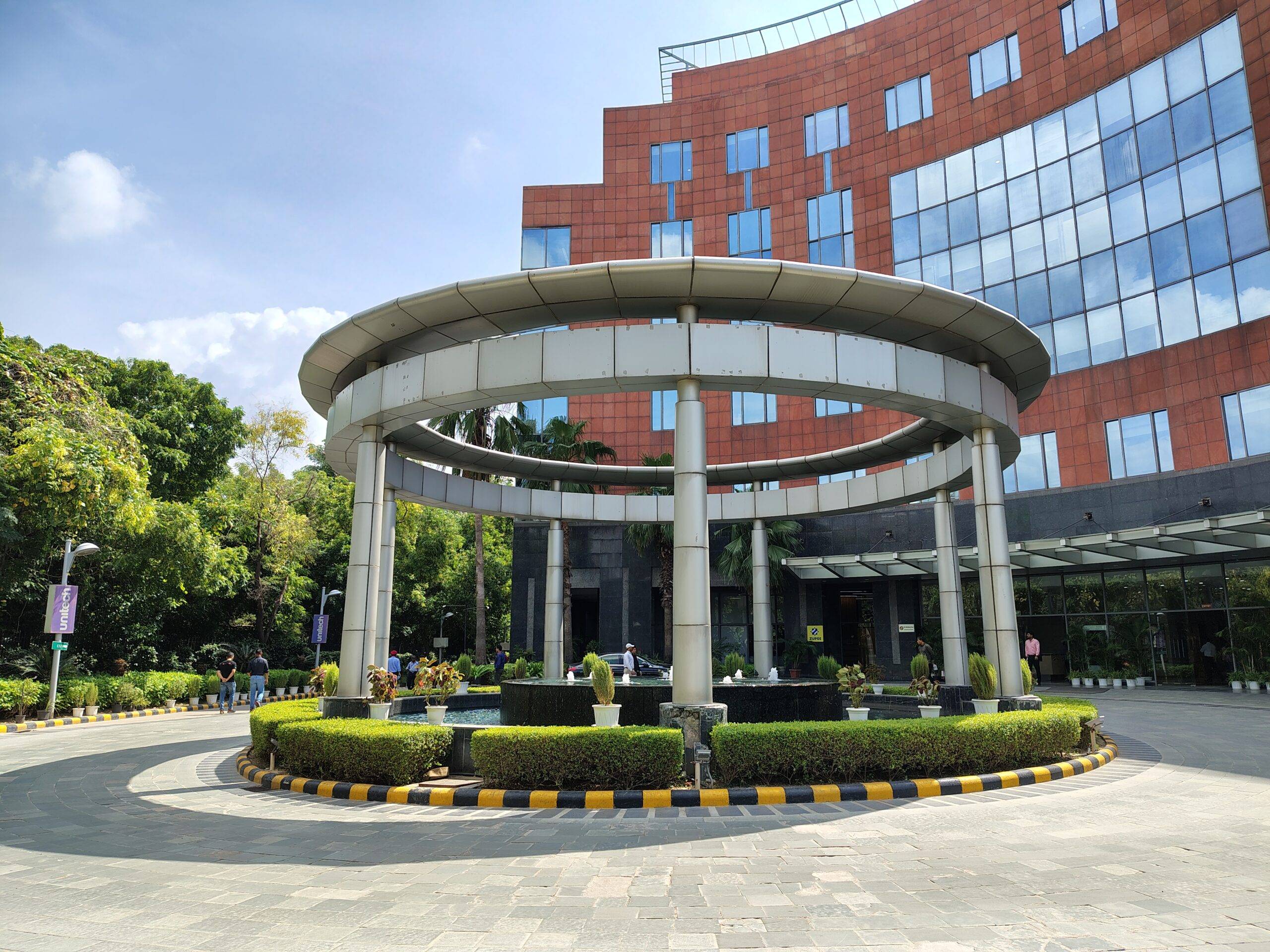 Moto-G96-daylight-1-scaled.jpg?tr=q-70