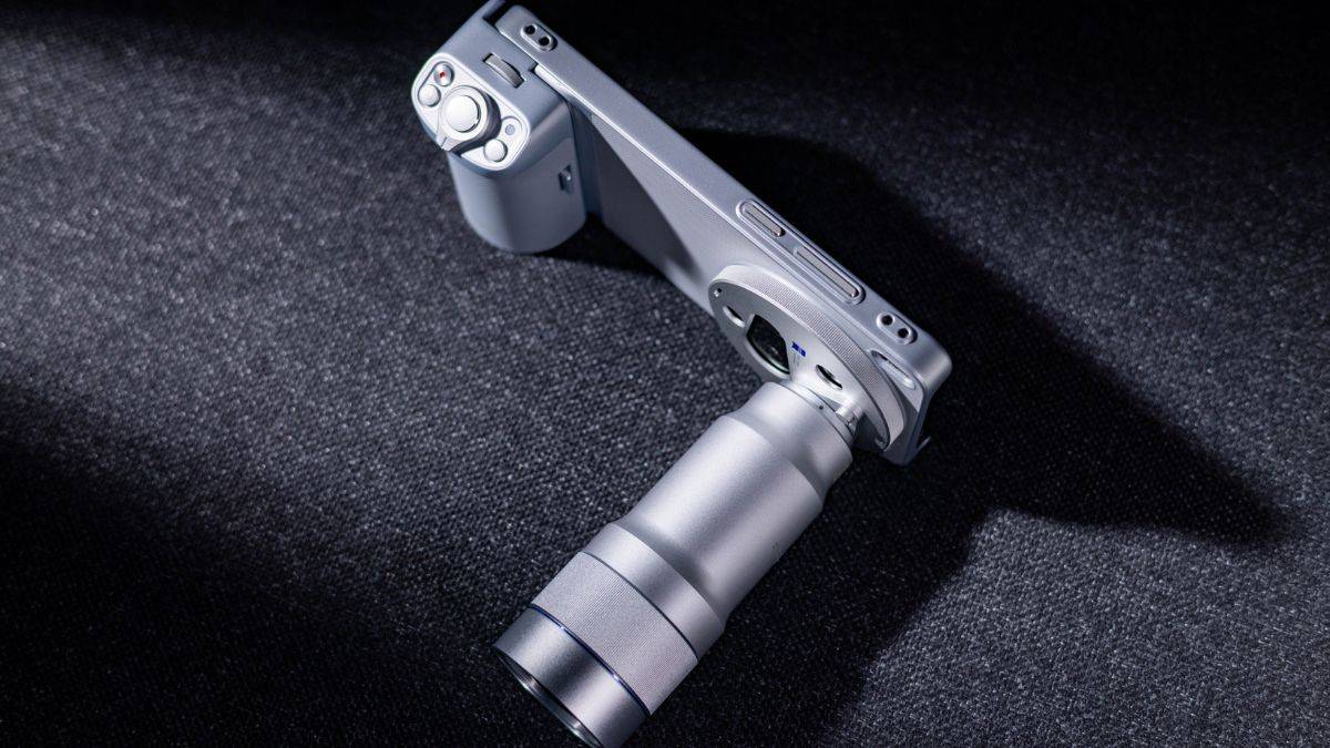 Vivo X300 Ultra showcased at MWC with 400mm Zeiss Telephoto Extender Kit