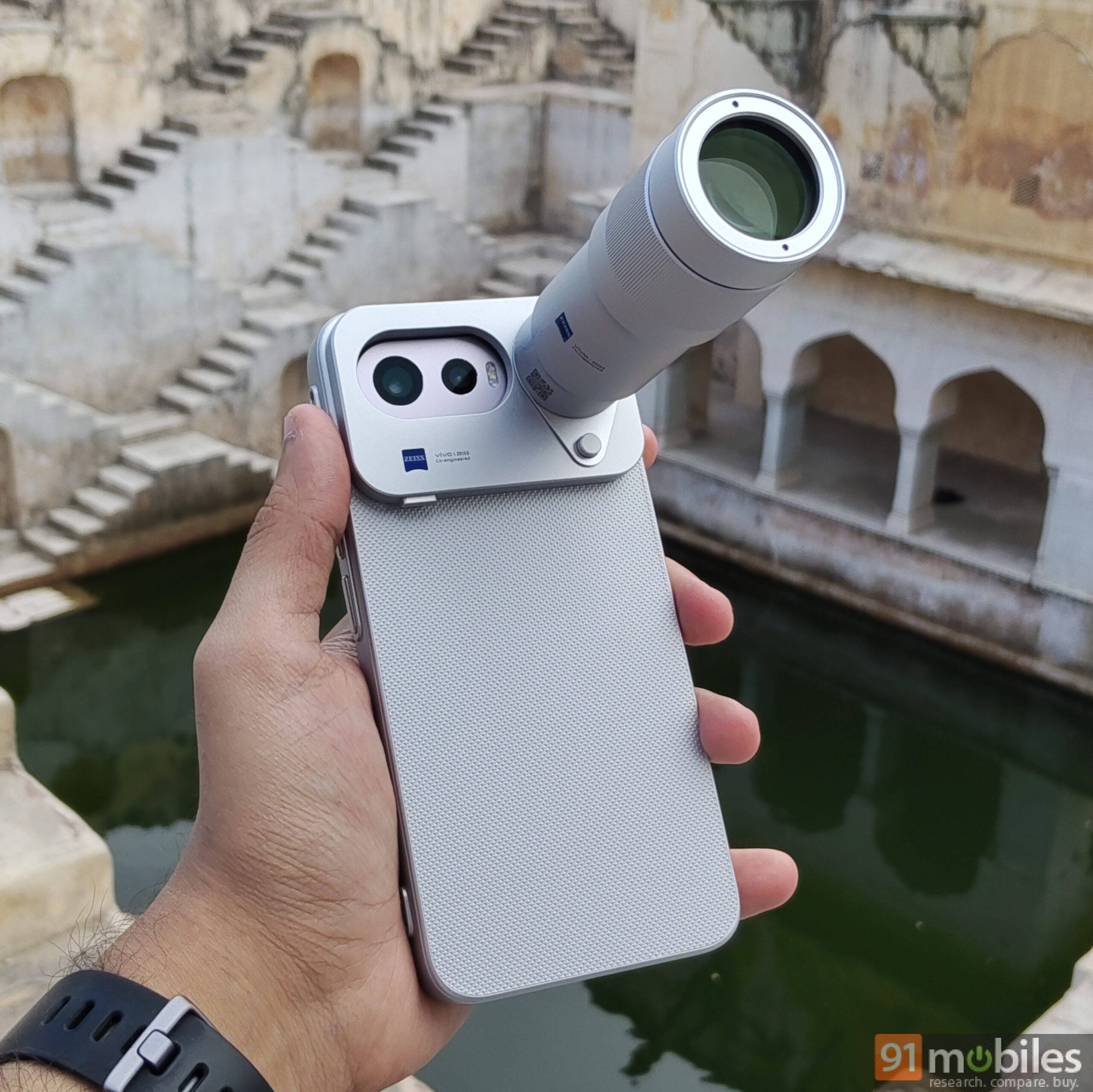 Vivo-X300-FE-and-telephoto-extender